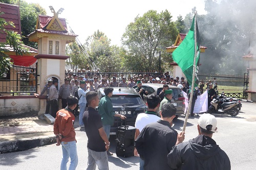 Massa HMI menggeruduk DPRD Pelalawan menuntut reformasi Polri.(foto: andi/halloriau.com)