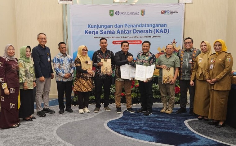 Pemprov Riau diwakili Direktur PT RPB, Ade Putra (tengah) saat MoU dengan Provinsi Lampung (foto/ist)