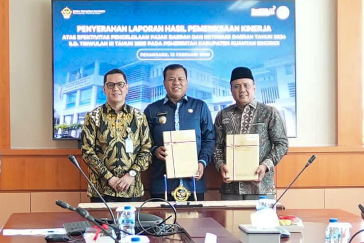 Bupati Kuansing menerima LHP BPK terkait pengelolaan pajak dan restribusi daerah (foto/ultra)