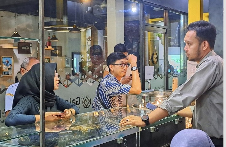 Warga ramai buru emas batangan di Galeri 24 Pekanbaru belum lama ini (foto/riki)