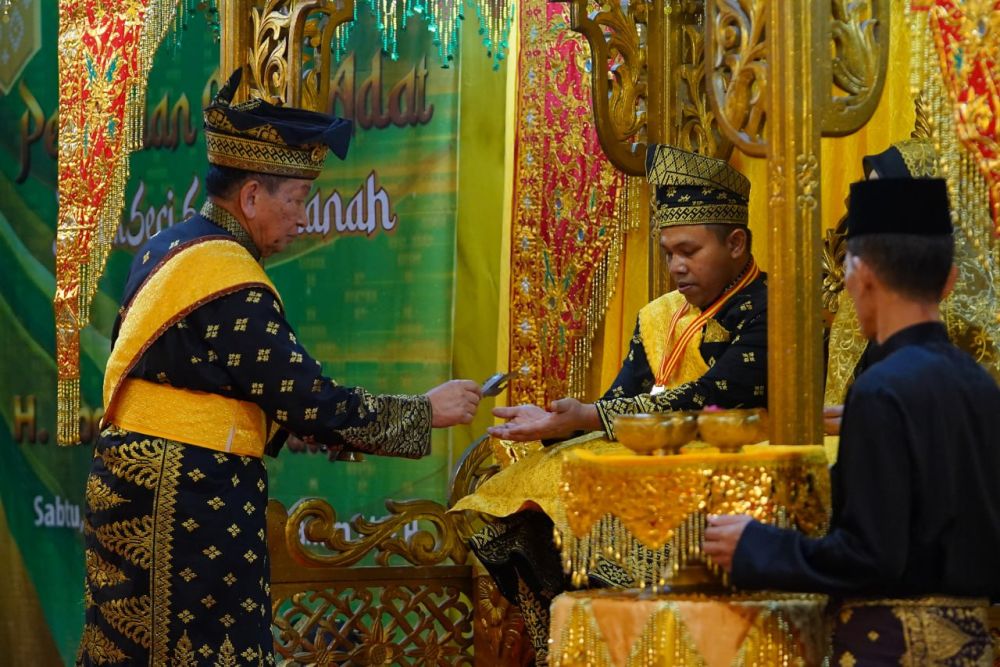 Gubri Abdul Wahid, resmi dianugerahi gelar adat Datuk Seri Setia Amanah oleh LAMR.