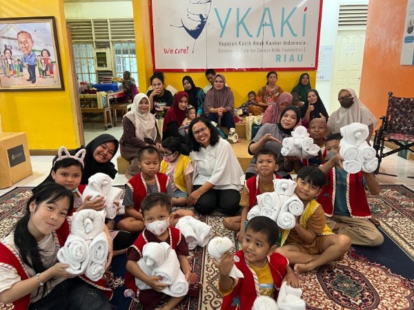 ARYADUTA Pekanbaru berbagi kebahagiaan Ramadan bersama anak-anak YKAKI (foto/Meri)