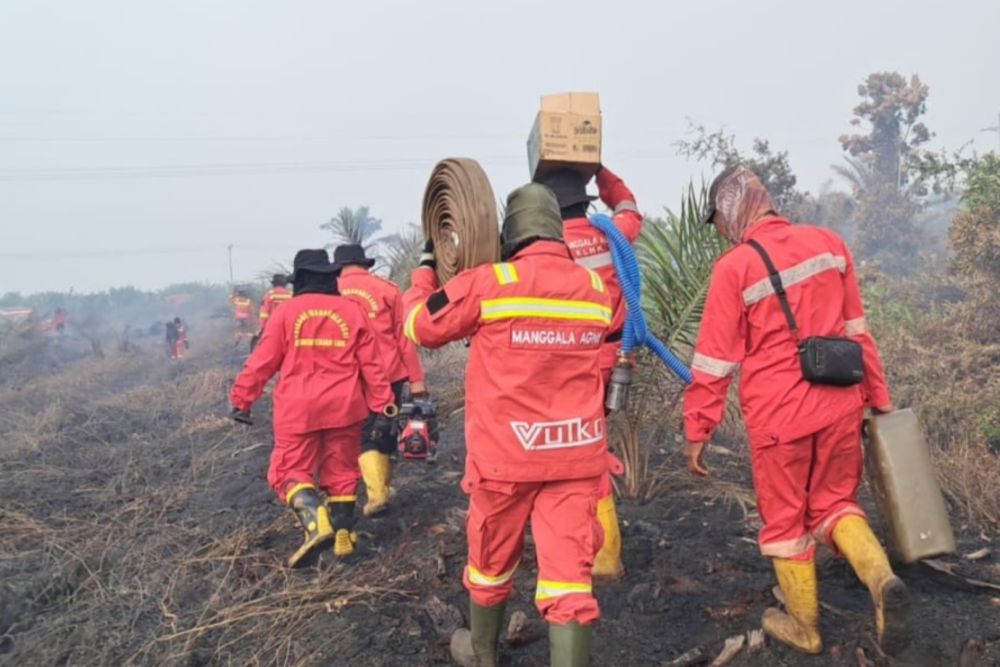 Ilustrasi Tim Manggala Agni melakukan pendinginan di lokasi kebakaran lahan beberapa waktu lalu (foto/MCR)