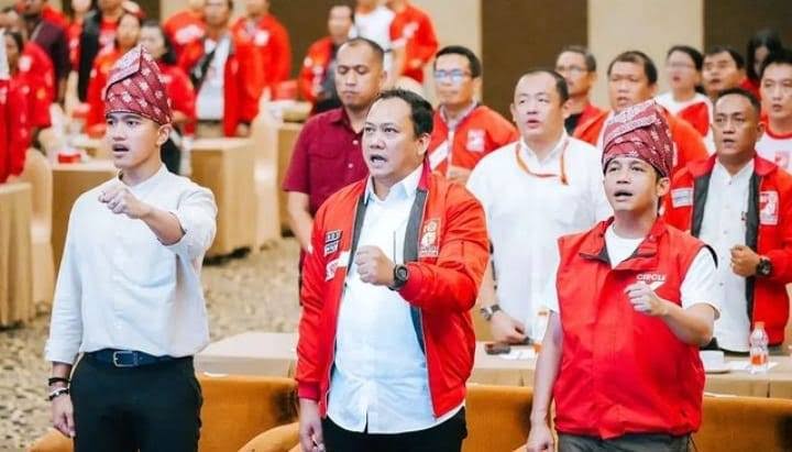Ketua DPW PSI Riau, Juandy (tengah) menyatakan dukungan untuk Kaesang kembali jadi Ketum (foto/int)