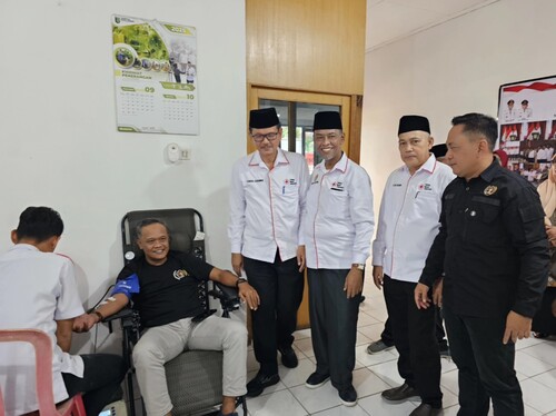 Sekda Dumai H Indra Gunawan meninjau donor darah sempena HUT PMI di kantor PMI Dumai, Rabu, (24/9/2025). (Foto: Bambang)