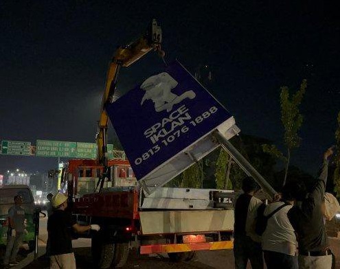 Puluhan tiang reklame ilegal diamankan petugas dan dibawa ke Kantor Bapenda Pekanbaru usai operasi penertiban yang berlangsung hingga dini hari, Jumat (30/5/2025).