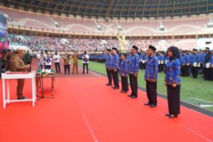 Gubernur Riau Abdul Wahid melantik ribuan PPPK di Stadion Utama Riau di Kota Pekanbaru, Senin (29/9/2025).
