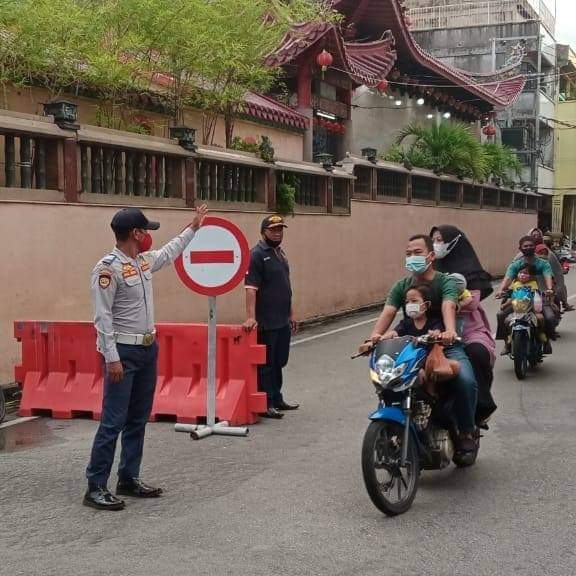 Petugas mengatur lalulintas kendaraan saat penerapan One Way di Selatpanjang