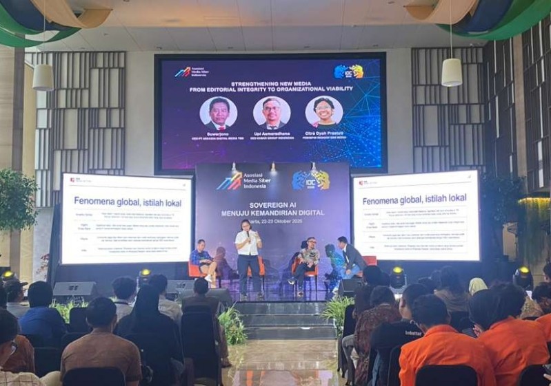 Diskusi panel Indonesia Digital Conference (IDC) 2025 yang digelar Asosiasi Media Siber Indonesia (AMSI) dalam rangkaian di The Hub, Epicentrum, Jakarta, Kamis (23/10/2025).