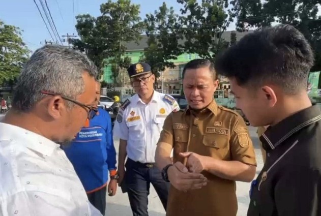 Walikota Pekanbaru, Agung Nugroho tinjau langsung jalur baru di Jalan Lobak (foto/rri)