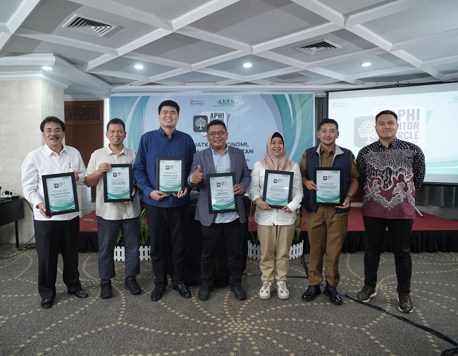 Foto bersama seusai acara APHI Editor Circle 2025 di Pekanbaru, Senin (8/9/2025).