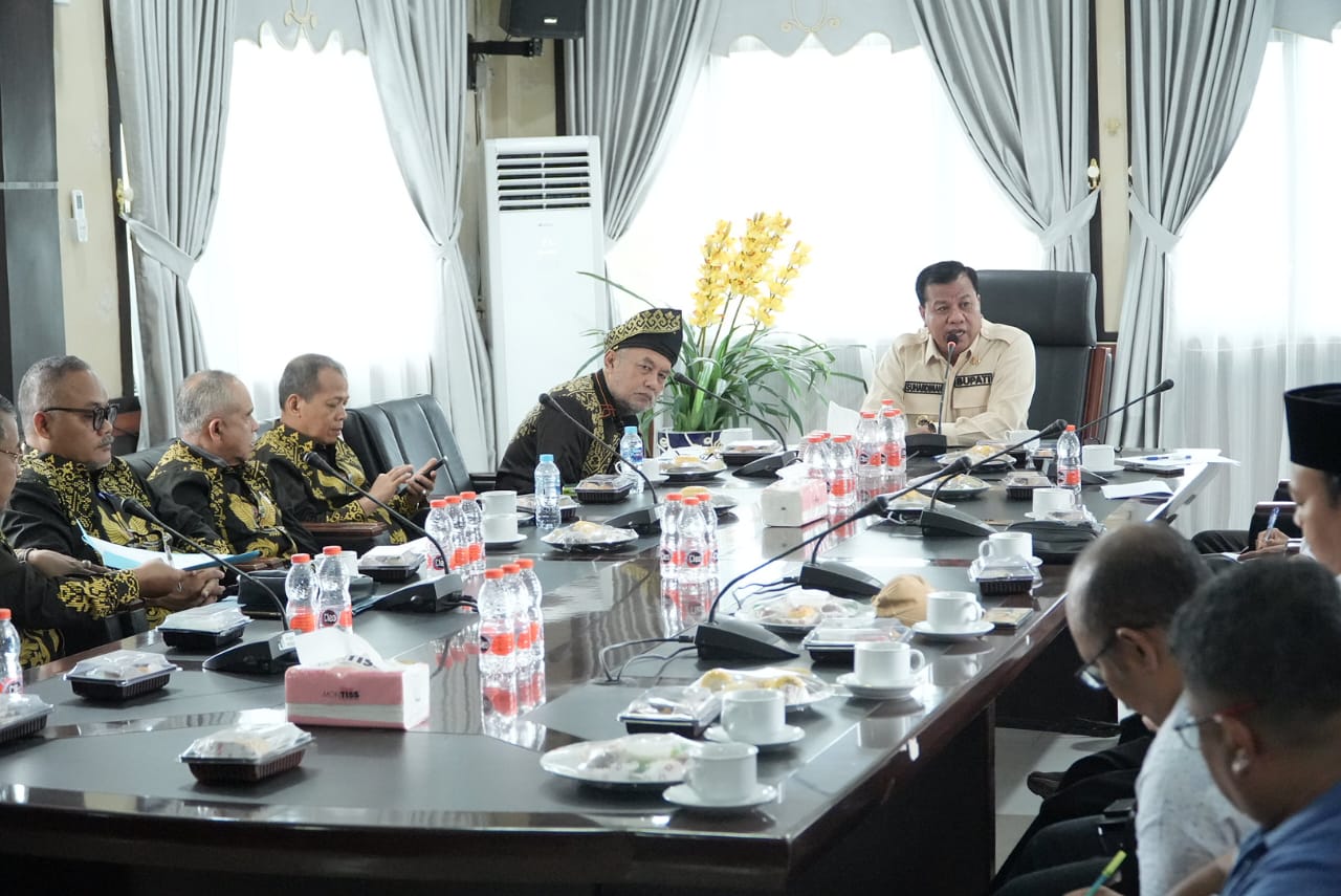 Bupati Kuansing, Suhardiman Amby menerima kunjungan FPK Riau (foto/ultra)