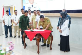 Plt Gubernur Riau, SF Hariyanto menyerakan hibah lahan untuk kampus Unri.(foto: mcr)