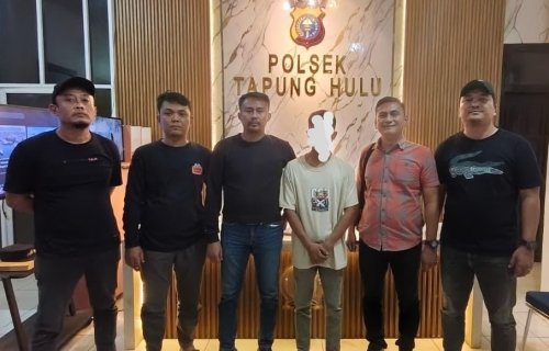 GDS, tersangka karhutla di Pelalawan saat diamankan di Mapolsek Tapung Hulu.(foto: andi/halloriau.com)