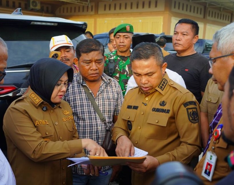 Bupati Siak Afni Zulkifli bersama Gubernur Riau Abdul Wahid saat meninjau Kerusakan jalan di ruas Simpang Minas-Tualang, Selasa (16/9/2025).