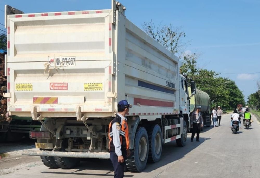Truk bertonase besar nekat masuk Kota Pekanbaru di luar jam operasional (foto/MCRiau)