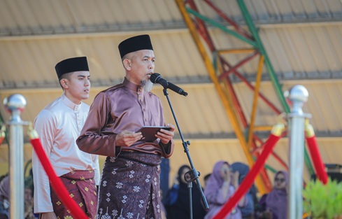 Wako Dumai Paisal menjadi Inspektur Upacara Hari Jadi Kota Dumai ke-26 di lapangan Taman Bukit Gelanggang Jalan HR Subrantas Dumai (foto/bambang)