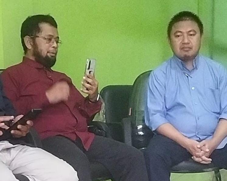 Julfianto (kanan) menyerahkan aset berupa uang, rekening, dan peralatan organisasi kepada Dede Firmansyah yang kini memimpin DPD Asita Riau (foto/ist)