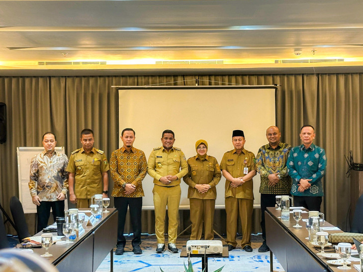 Bupati Kampar bersama Direksi PT BSP dan para pemegang saham foto bersama, Senin (30/6/2026). Foto Ist
