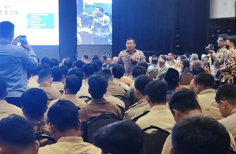 Wakil Kepala BGN, Irjen Pol Purnawirawan Soni dalam Rapat Konsolidasi Program MBG bersama kepala satuan pelaksana, mitra, dan yayasan di Pekanbaru (foto/tribun)