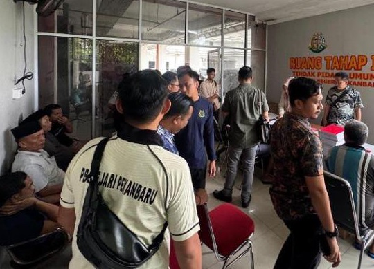 Sebanyak 12 tersangka kasus kerusuhan di areal PT SSL Desa Tumang, Kabupaten Siak, resmi diserahkan penyidik Ditreskrimum Polda Riau kepada JPU Kejari Pekanbaru, Jumat (8/8/2025).