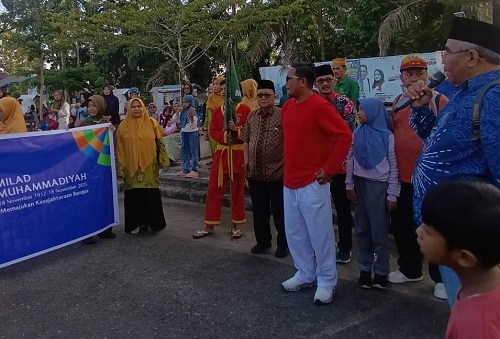 Bupati Pelalawan, Zukri melepas pawai milad ke-113 Muhammadiyah di Pangkalan Kerinci.(foto: andi/halloriau.com)