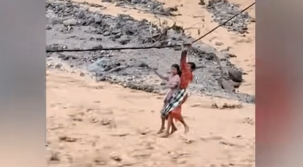 Warga yang viral di Medsos karena dievakuasi pakai tali (foto/int)