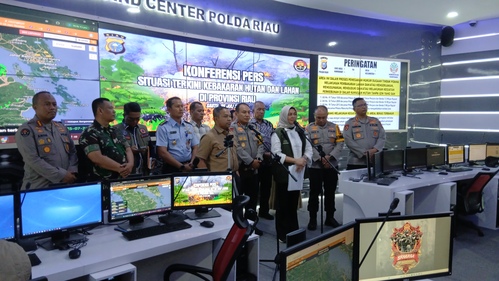 Gubernur Riau, Abdul Wahid dalam konferensi pers yang digelar di Command Center Polda Riau. (Foto: Rafli K.A)