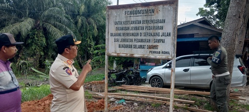 Satpol PP Rokan Hilir memulai sosialisasi humanis untuk menertibkan bahu jalan. (Foto: Afrizal)