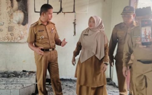 Bupati Kampar, Ahmad Yuzar saat meninjau SDN Kubang Jaya yang terbakar.(foto: mcr)