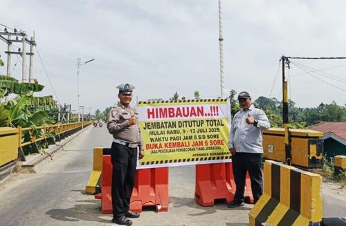 Jembatan Sungai Rokan di Rokan Hilir ditutup total. (Foto: Media Center Riau)