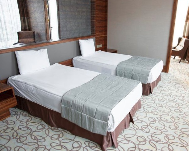 Twin bed pada kamar hotel.(PEXELS/ Engin Akyurt)