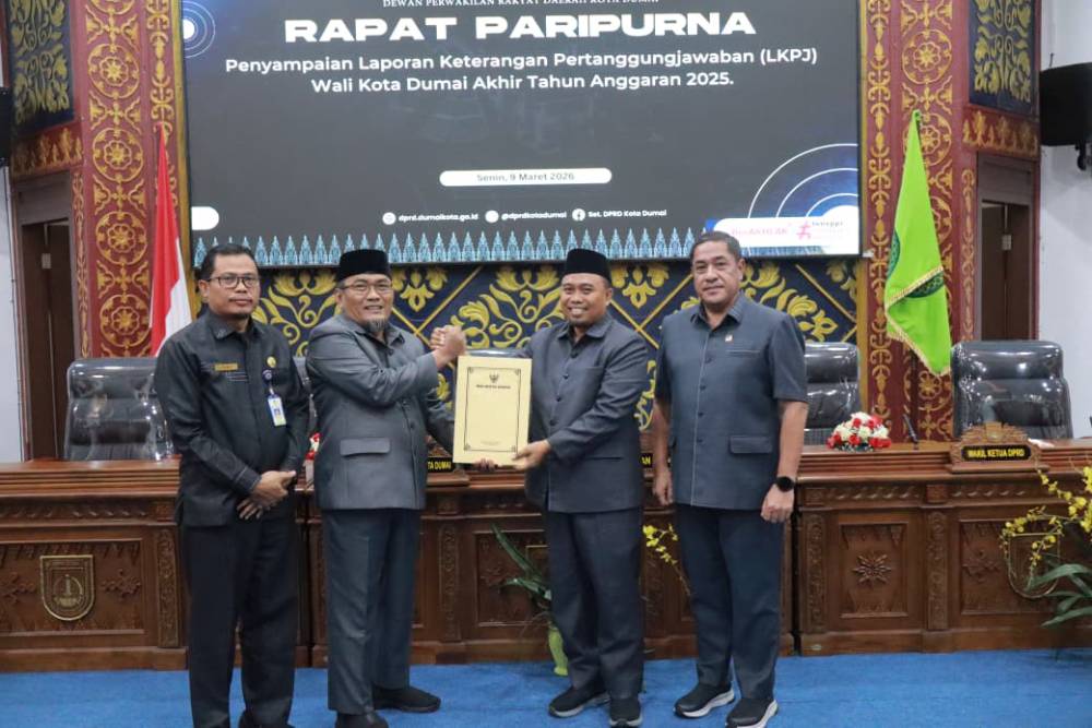 Wakil Wako Dumai, Sugiyarto, menyerahkan dokumen LKPJ Wako Dumai TA 2025 ke pimpinan sidang dalam Rapat Paripurna DPRD Dumai di Ruang Rapat Paripurna Sekretariat DPRD Dumai (foto/bambang)