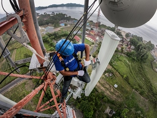 Petugas mengecek jaringan XL Axiata di Danau Toba (foto/ist)