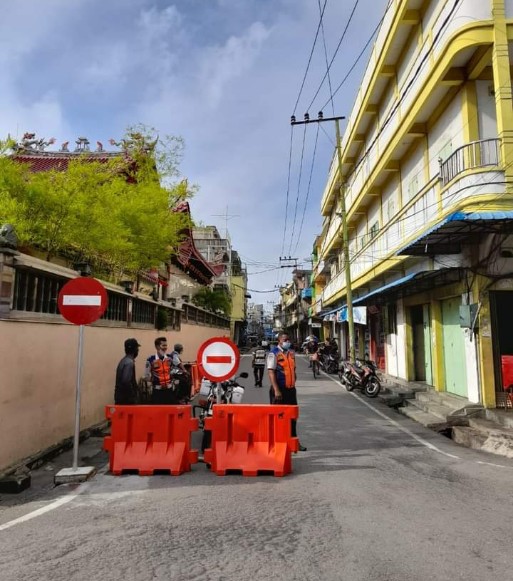 Petugas berjaga saat pemberlakuan One Way di Selatpanjang 