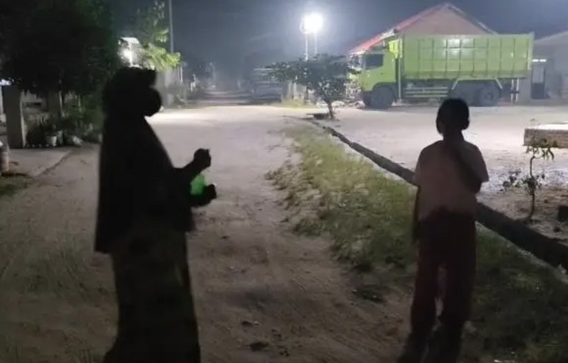 Asap tebal di Perumahan Zaira Permai, Warga Rimbo Panjang mulai mengungsi (foto/klikmx)