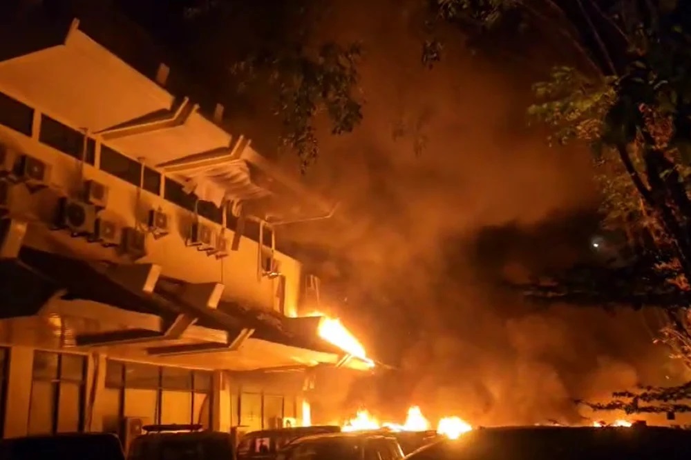 Gedung DPRD Kota Makassar dibakar. 