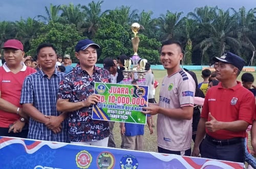 Wakil Bupati Pelalawan H Husni Tamrin resmi menutup Open Turnamen Segati Cup 22 Tahun 2025 di Kecamatan Langgam. 