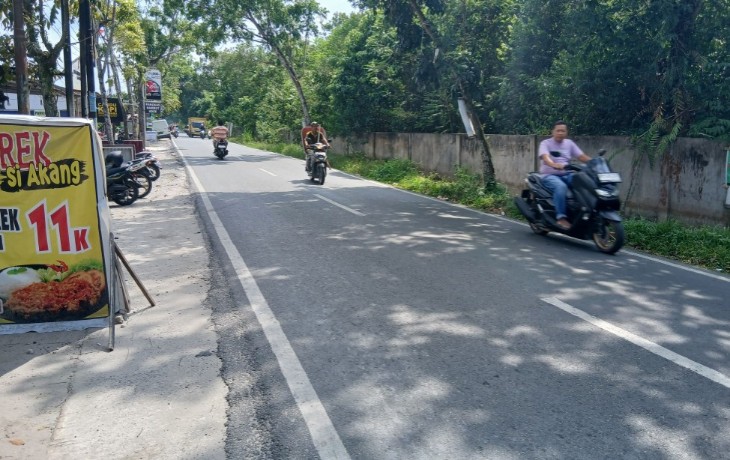 Jalan Bangau Sakti yang mulus terancam rusak kembali (foto/Mg)