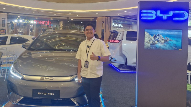 BYD M6 hadir di Mal LW Pekanbaru, tawarkan kenyamanan dan efisiensi hingga 530 Km sekali cas (foto/Fitri)