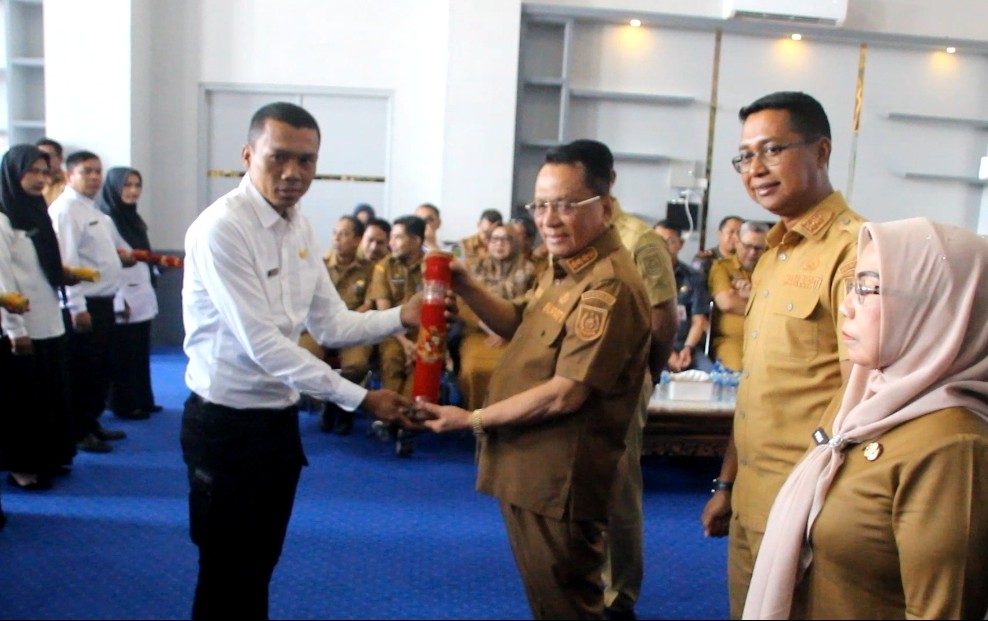 Bupati Rohil, Bistamam serahkan SK pengangkatan ke PPPK Paruh Waktu (foto/afrizal)