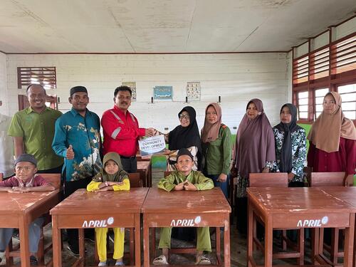 PT RAPP menyerahkan 16 set meja dan kursi belajar baru ke MDTA Nurul Huda. (Foto: Ali Imroen)