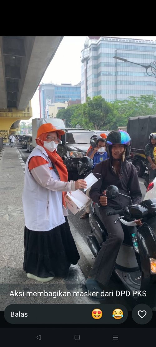 Dokter spesialis THT-BKL, dr Meiza Ningsih, M.Ked saat berbagi masker di Pekanbaru (foto/Mimi)