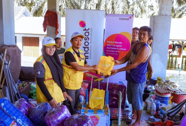 Indosat Ooredoo Hutchison hadir beri bantuan kemanusiaan bagi warga terdampak bencana di Langkat (foto/ist)