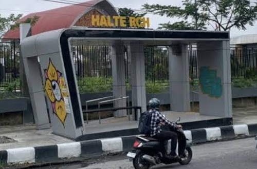 Halte bus di Pekanbaru jadi sasaran vandalisme.(foto: int)