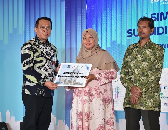 Plt. Direktur Utama BRK Syariah, Helwin Yunus, bersama Branch Manager BRK Syariah Batam Arifan Dinata, serta Ketua MUI Batam KH. Luqman Rifai, menyerahkan pembiayaan secara simbolis kepada tiga debitur di Batam.