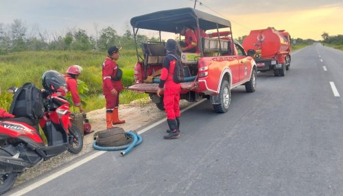 Tim pemadam karhutla di Air Hitam Pekanbaru.(foto: mcr)