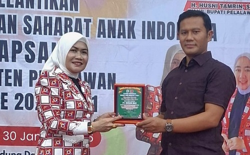 Ketua APSAI Pelalawan, Rohani Tamrin SE menyerahkan penghargaan untuk PT Musim Mas.(foto: andi/halloriau.com)