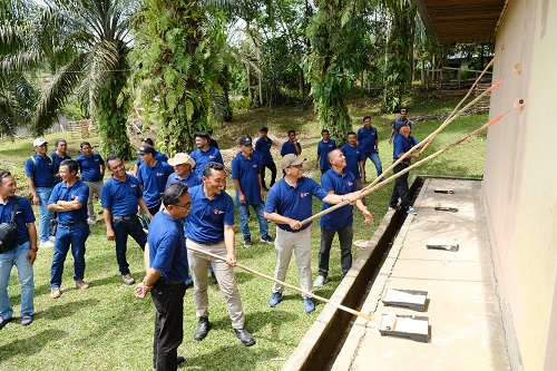 Volunteer dan masyarakat bergotong royong memperbaiki fasilitas umum pada rangkaian kegiatan Founder