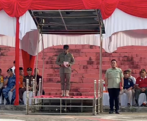 Bupati Pelalawan, Zukri Misran memimpin apel siaga Karhutla 2025 di Lapangan Kantor Bupati Pelalawan, Kamis (24/7/2025). (Foto: Andy Indrayanto)